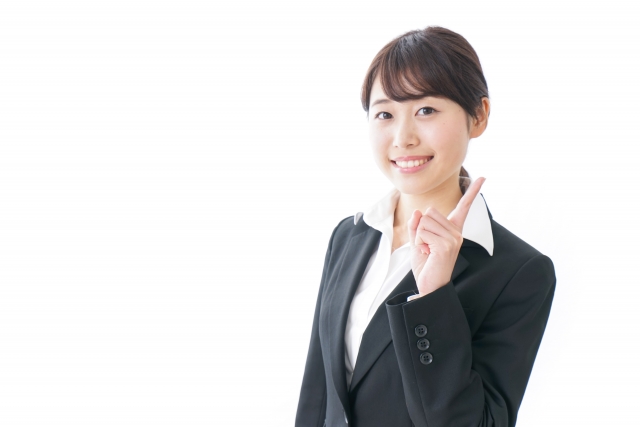 指をさす女性